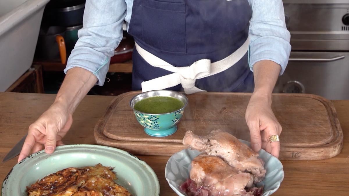 Pollo braseado con papas rosti y salsa verde