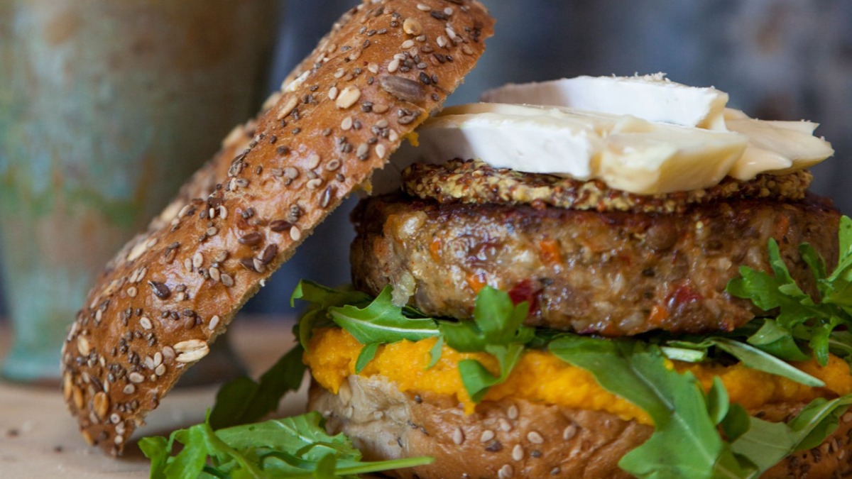 Hamburguesa de quinoa y ensalada coleslaw