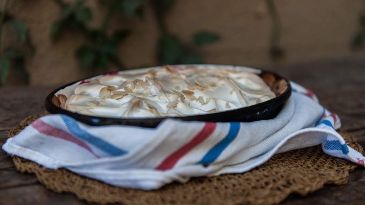 Frutas al horno con merengue y almendras