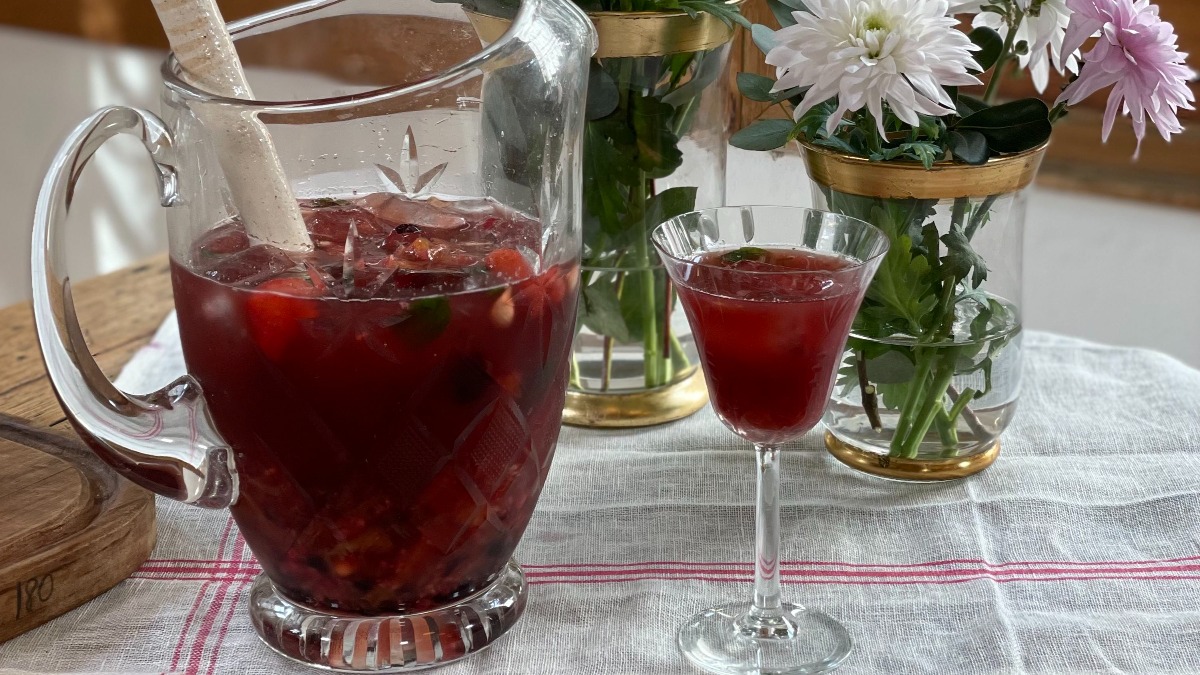 Ponche de frutas rojas y vino tinto