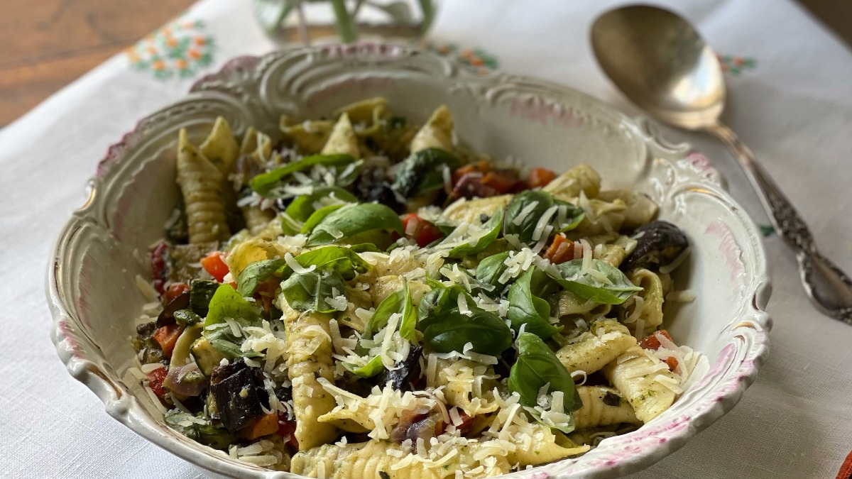 Garganelli con verduras asadas y pesto