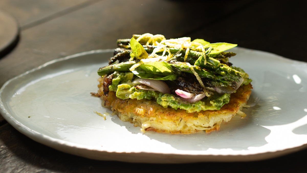 Papa Roesti con Espárragos Grillados, Palta y Cebollas