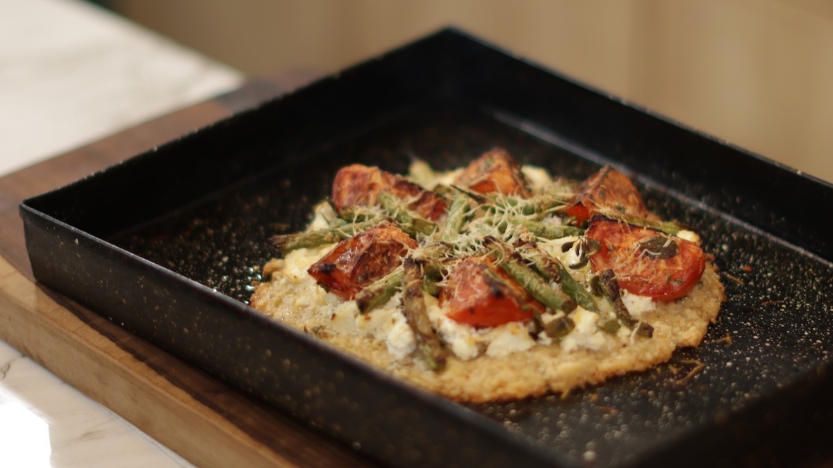 Pizza de arroz yamani con chauchas y tomates quemados