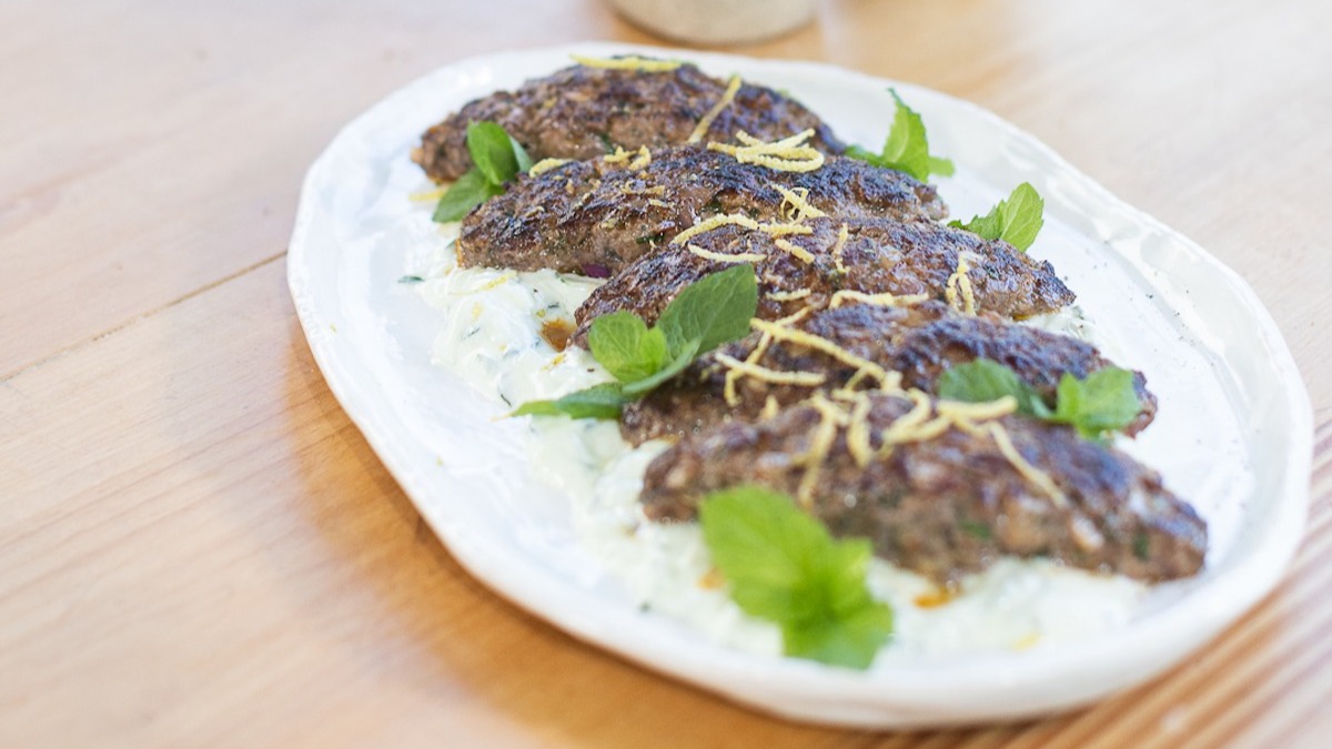 Kebab de carne especiada y tzatziki