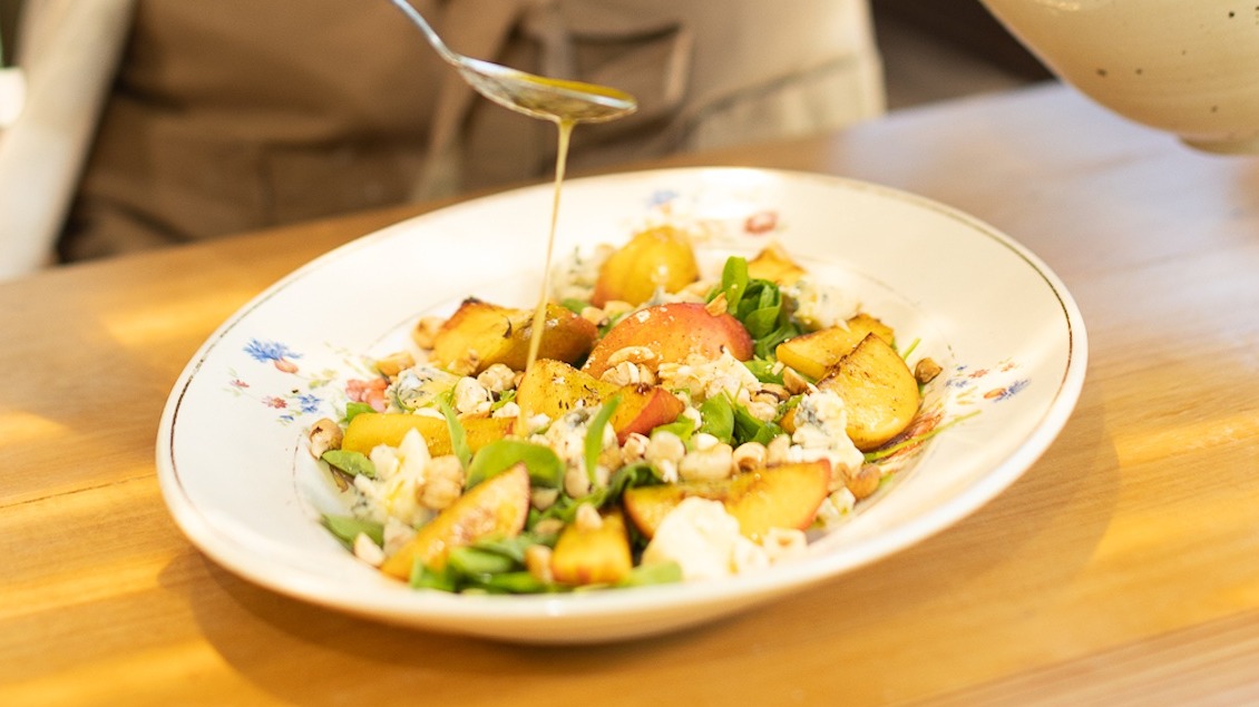 Ensalada de Duraznos Grillados – rúcula – avellanas - queso azul