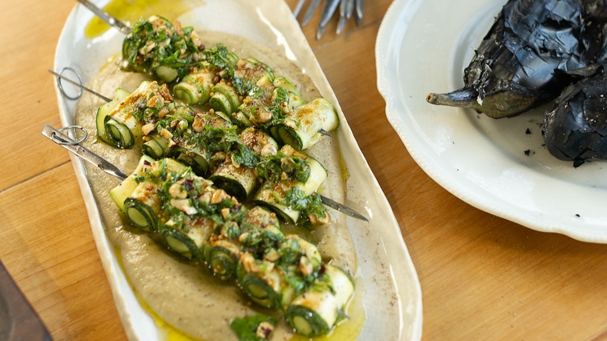 Pinchos de zucchini con crema de berenjenas ahumadas y salsa gremolatta