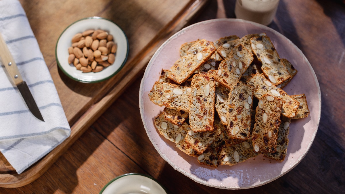 Crackers de semillas, almendras romero y pasas rubias