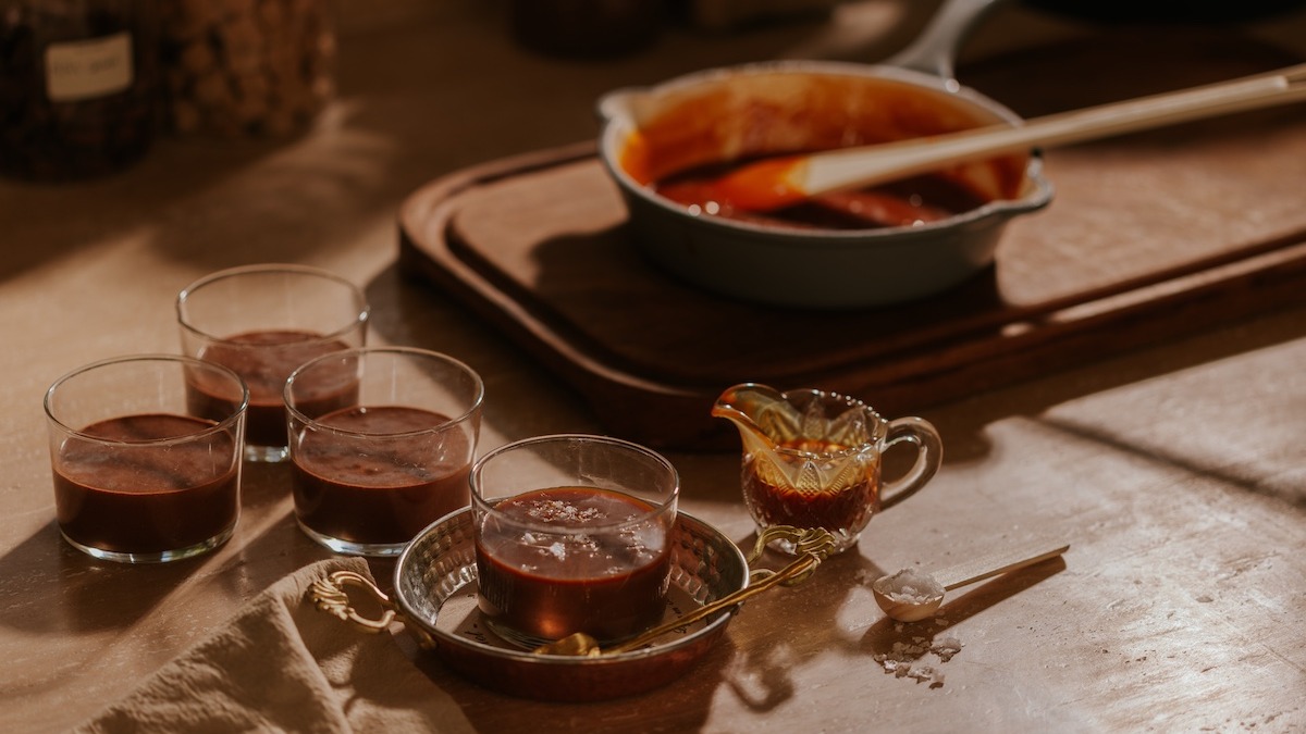 Mouse de chocolate, salsa de caramelo y sal de mar
