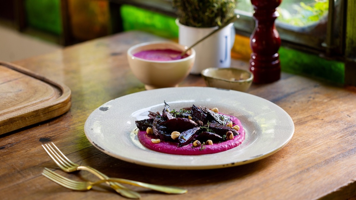Ensalada remolachas asadas, crema de castañas de caju & avellanas tostadas