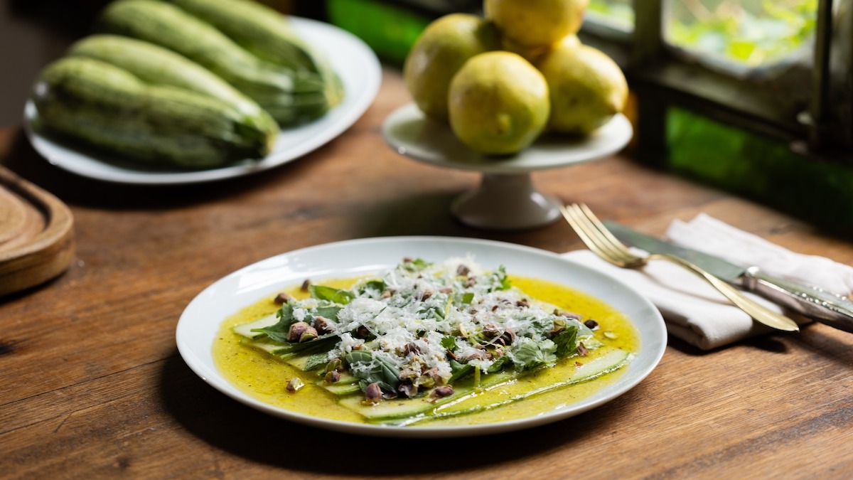 Carpaccio de zucchini, pistachos y queso de cabra
