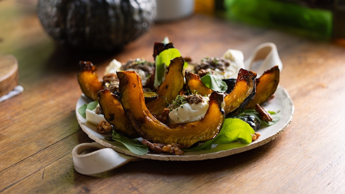 Ensalada de zapallo asadas, tapenade, rucula, burrata y nueces especiadas