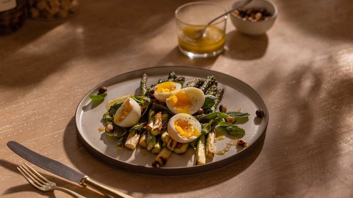 Ensalada de espárragos & huevos soft