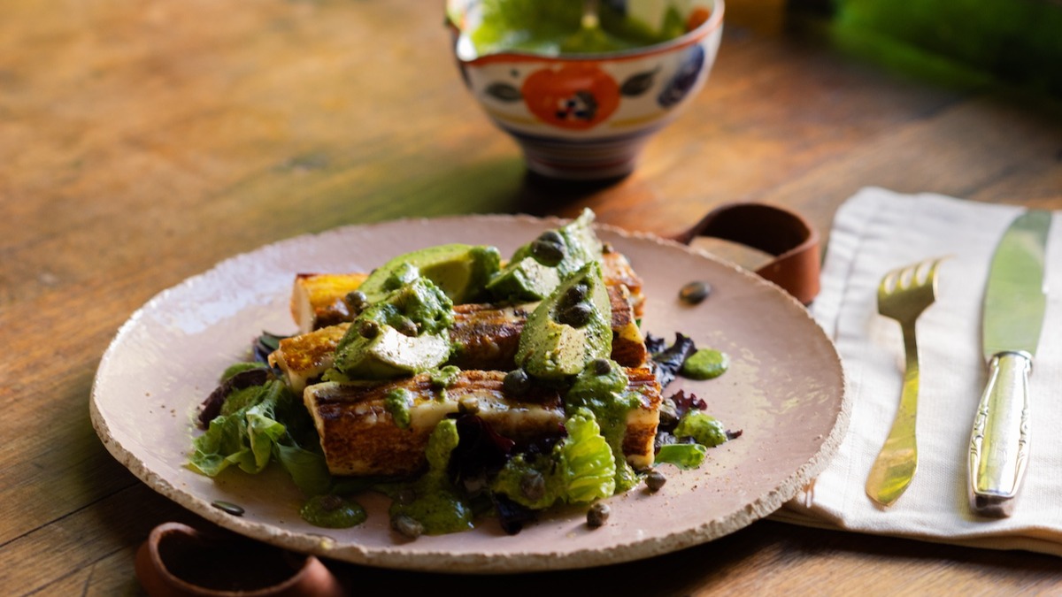 Súper ensalada verde, palta, alcaparras, halloumi a la plancha con Salsa verde