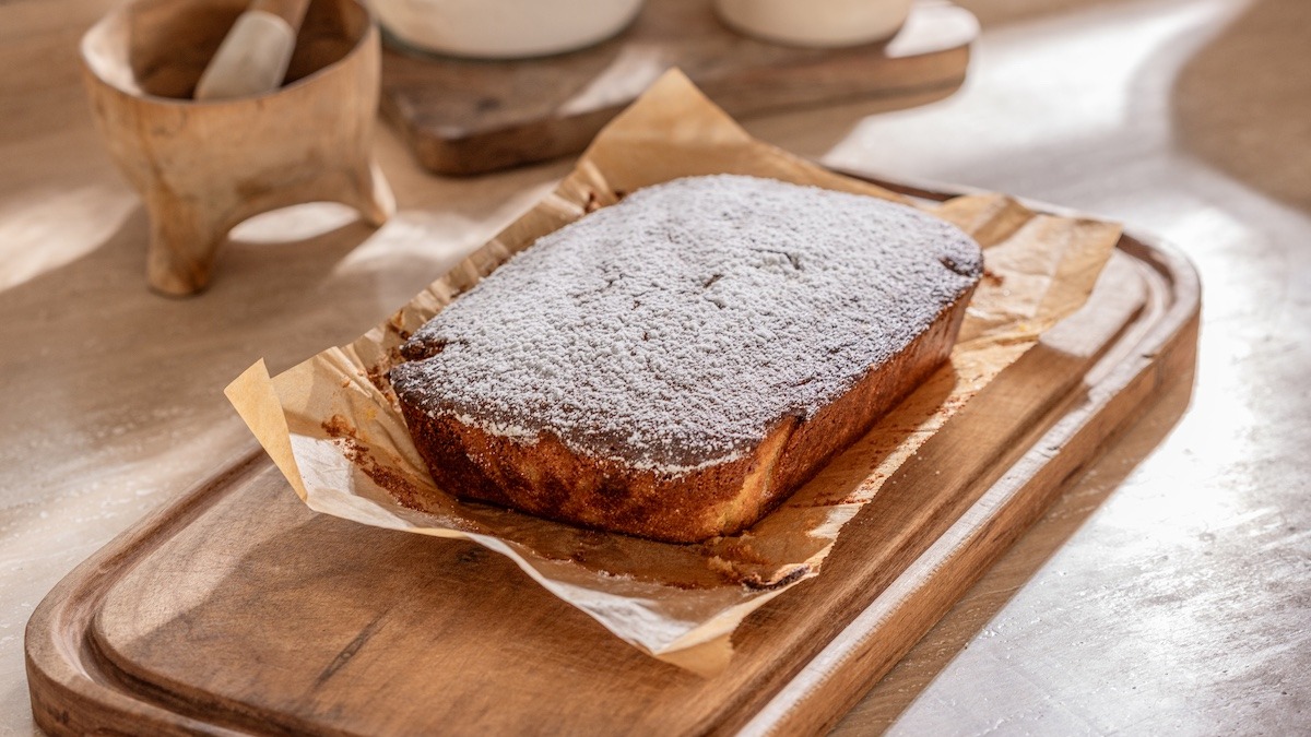 Torta de peras, polenta y harina de almendras