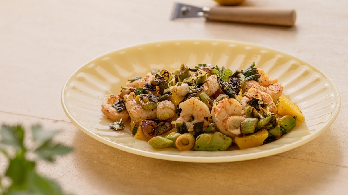Ensalada de langostinos, palta, mango y cebolla de verdeo