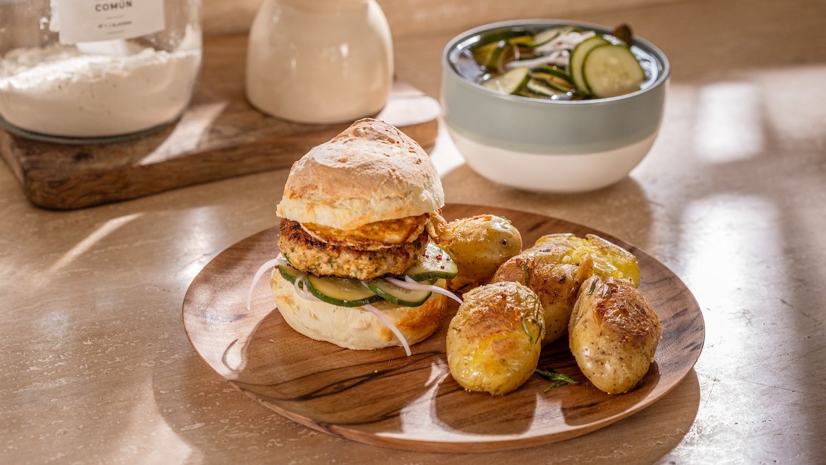 Hamburguesas de pollo, pickles de pepino y papines aplastados