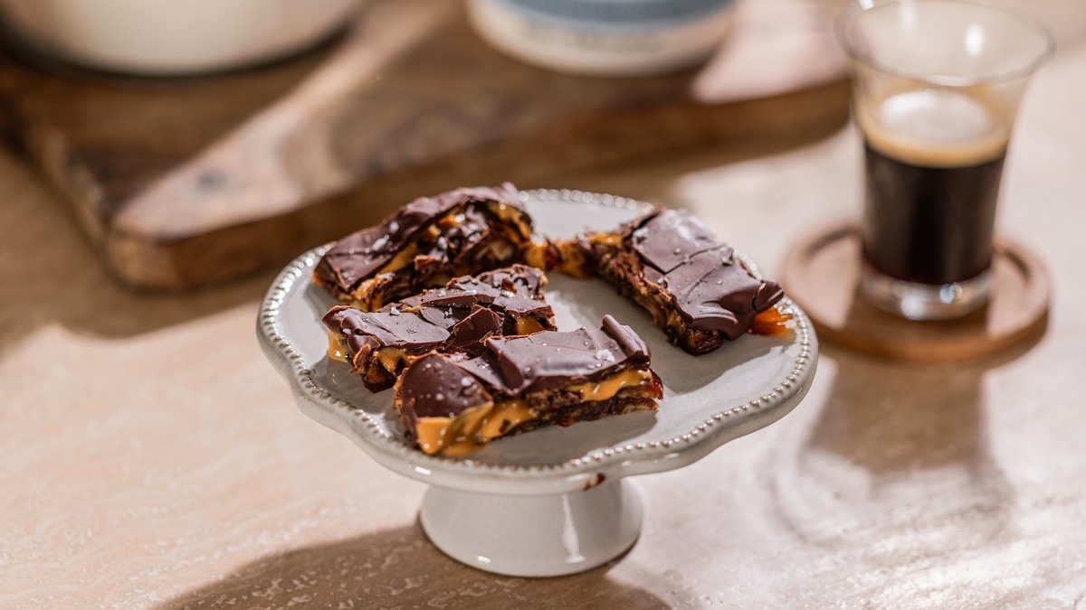 Dátiles con manteca de maní y chocolate