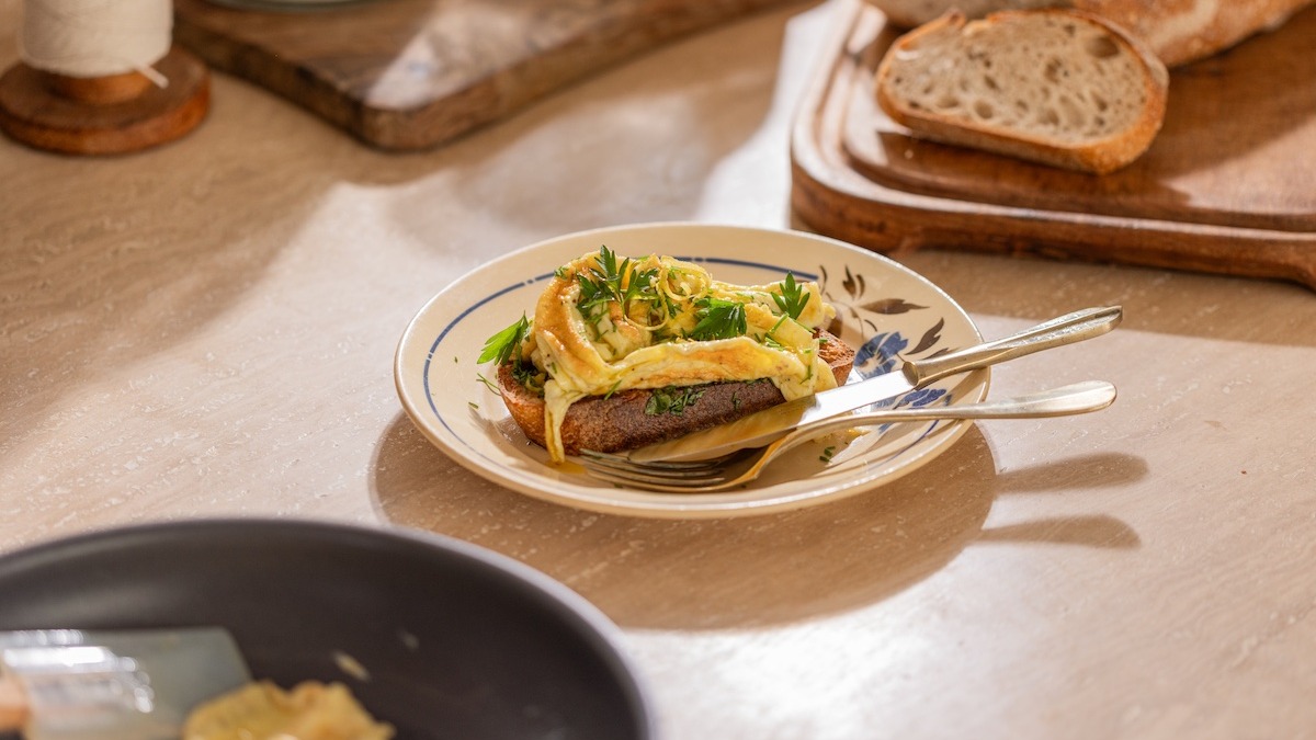 Tostón con manteca especiada y huevos revueltos